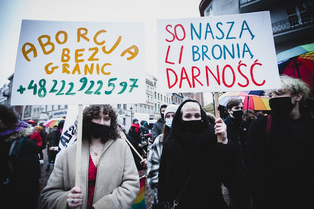 Zdjęcie z Turuńskiej Manify na której demonstrujące niosły banery z numerem do Aborcji Bez Granic.