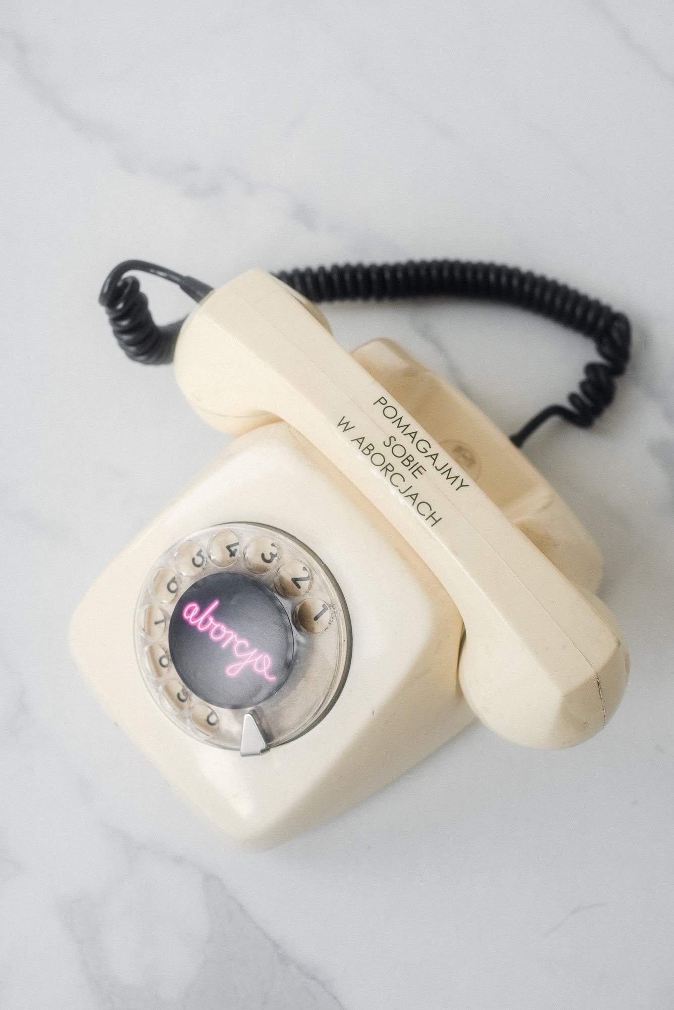 Telefon infolinii aborcyjnej z napisem - Pomagamy sobie w aborcjach.